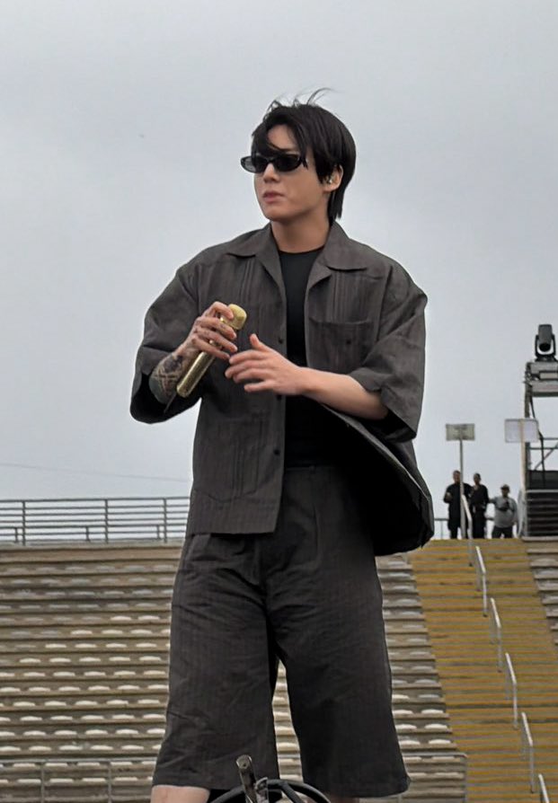 archiveforJK's tweet photo. jungkook looks SO good at today’s soundcheck 💘 https://t.co/x7U7OCD3HD