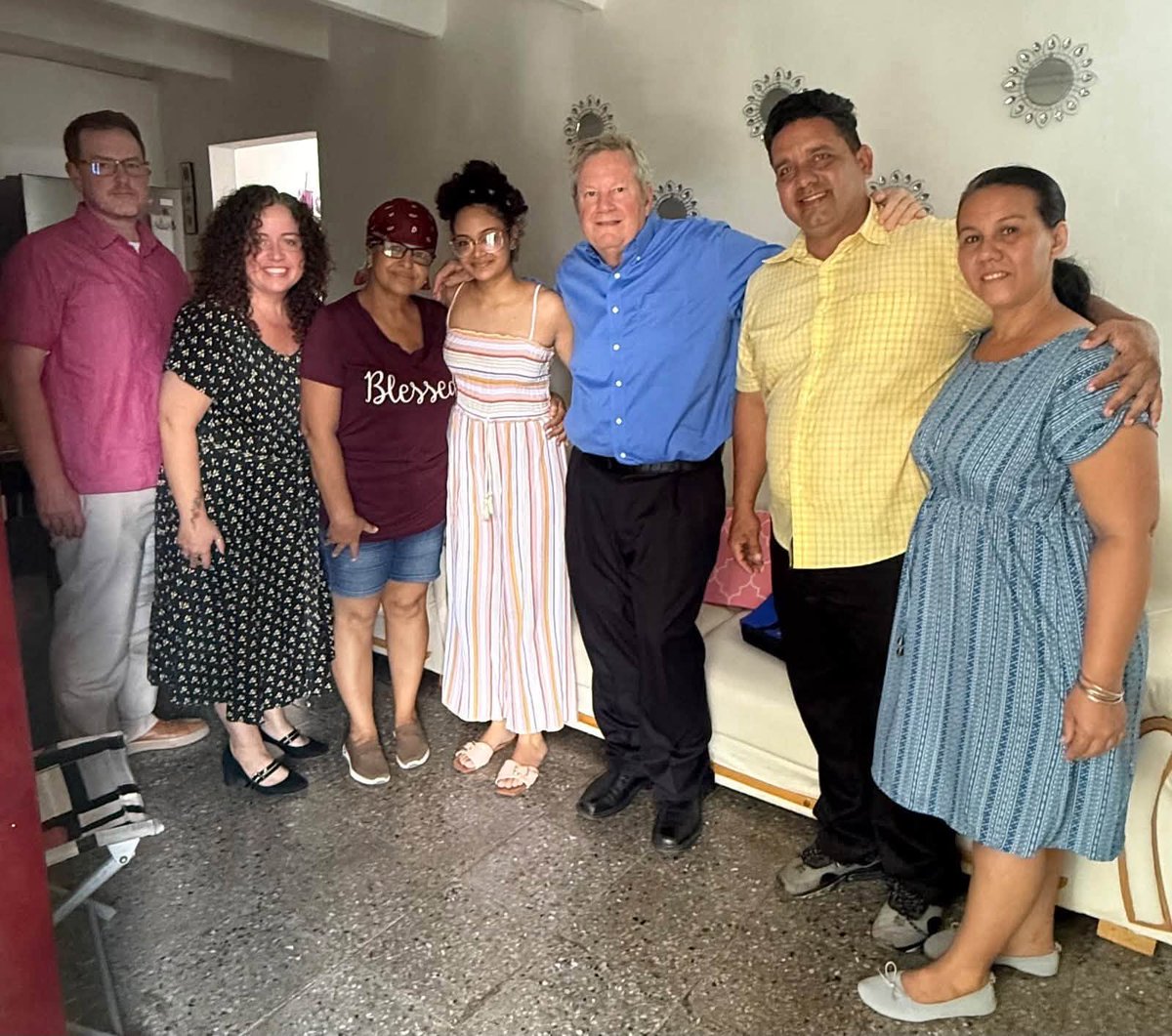 MarioJPenton's tweet photo. 🔴 El jefe de misión de la Embajada de Estados Unidos en Cuba, Mike Hammer, visitó a la creadora de contenido Anna Sofía Benítez Silvente, conocida como Anna Bensi, para expresarle el respaldo de Washington frente al hostigamiento del régimen cubano, tras la sentencia contra ella y su madre, Caridad Silvente.

⭕ La misión diplomática afirmó que “expresar su opinión y creencia en Dios y valores cristianos no es delito”. También criticó que los agentes estatales actúen vestidos de civil y eviten ser identificados, mientras ellos mismos graban a otras personas. “¿Por qué los agentes del Estado no van uniformados y temen tanto a ser identificados?”, cuestionó la Embajada.

⭕ La visita ocurre después de que Bensi y su madre fueran declaradas culpables el 1 de octubre en La Habana, en un proceso relacionado con un presunto delito contra la intimidad personal y familiar de un policía. Según explicó la joven, el tribunal les comunicó verbalmente una condena de dos años de limitación de libertad para cada una.

⭕ La semana pasada, el secretario adjunto de Estado para Asuntos del Hemisferio Occidental, Juan Pablo Segura, también condenó la decisión judicial. “La cobardía del régimen cubano no tiene límites. Una vez más, actúan movidos por el miedo y censuran a cualquiera que exprese opiniones distintas a las de su fracasada revolución”, declaró.

MARTÍ NOTICIAS