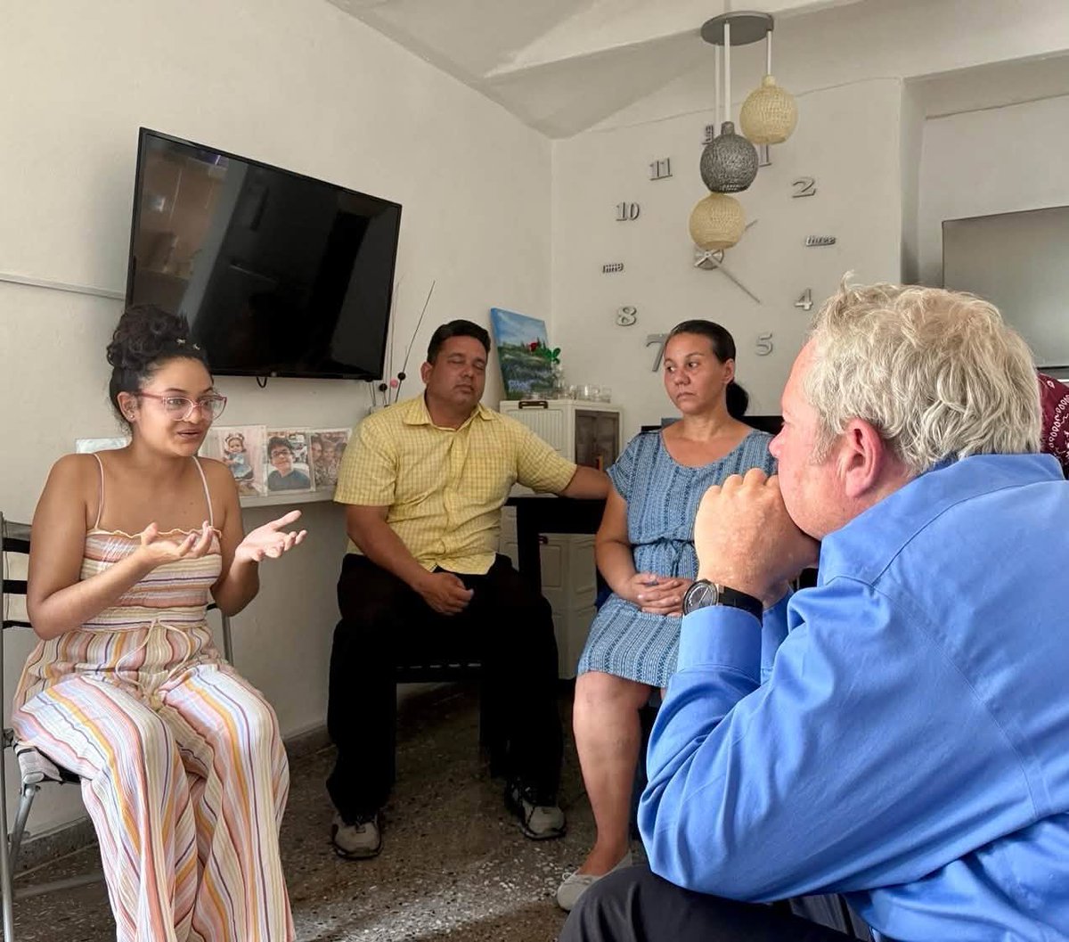 MarioJPenton's tweet photo. 🔴 El jefe de misión de la Embajada de Estados Unidos en Cuba, Mike Hammer, visitó a la creadora de contenido Anna Sofía Benítez Silvente, conocida como Anna Bensi, para expresarle el respaldo de Washington frente al hostigamiento del régimen cubano, tras la sentencia contra ella y su madre, Caridad Silvente.

⭕ La misión diplomática afirmó que “expresar su opinión y creencia en Dios y valores cristianos no es delito”. También criticó que los agentes estatales actúen vestidos de civil y eviten ser identificados, mientras ellos mismos graban a otras personas. “¿Por qué los agentes del Estado no van uniformados y temen tanto a ser identificados?”, cuestionó la Embajada.

⭕ La visita ocurre después de que Bensi y su madre fueran declaradas culpables el 1 de octubre en La Habana, en un proceso relacionado con un presunto delito contra la intimidad personal y familiar de un policía. Según explicó la joven, el tribunal les comunicó verbalmente una condena de dos años de limitación de libertad para cada una.

⭕ La semana pasada, el secretario adjunto de Estado para Asuntos del Hemisferio Occidental, Juan Pablo Segura, también condenó la decisión judicial. “La cobardía del régimen cubano no tiene límites. Una vez más, actúan movidos por el miedo y censuran a cualquiera que exprese opiniones distintas a las de su fracasada revolución”, declaró.

MARTÍ NOTICIAS