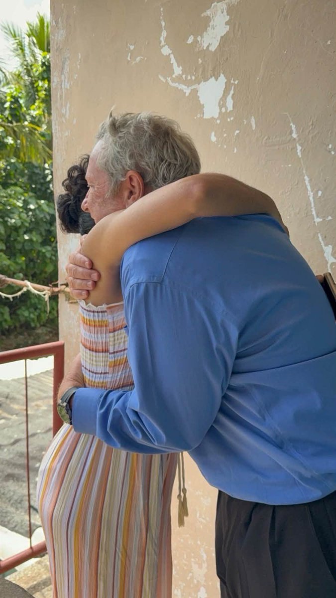 MarioJPenton's tweet photo. 🔴 El jefe de misión de la Embajada de Estados Unidos en Cuba, Mike Hammer, visitó a la creadora de contenido Anna Sofía Benítez Silvente, conocida como Anna Bensi, para expresarle el respaldo de Washington frente al hostigamiento del régimen cubano, tras la sentencia contra ella y su madre, Caridad Silvente.

⭕ La misión diplomática afirmó que “expresar su opinión y creencia en Dios y valores cristianos no es delito”. También criticó que los agentes estatales actúen vestidos de civil y eviten ser identificados, mientras ellos mismos graban a otras personas. “¿Por qué los agentes del Estado no van uniformados y temen tanto a ser identificados?”, cuestionó la Embajada.

⭕ La visita ocurre después de que Bensi y su madre fueran declaradas culpables el 1 de octubre en La Habana, en un proceso relacionado con un presunto delito contra la intimidad personal y familiar de un policía. Según explicó la joven, el tribunal les comunicó verbalmente una condena de dos años de limitación de libertad para cada una.

⭕ La semana pasada, el secretario adjunto de Estado para Asuntos del Hemisferio Occidental, Juan Pablo Segura, también condenó la decisión judicial. “La cobardía del régimen cubano no tiene límites. Una vez más, actúan movidos por el miedo y censuran a cualquiera que exprese opiniones distintas a las de su fracasada revolución”, declaró.

MARTÍ NOTICIAS