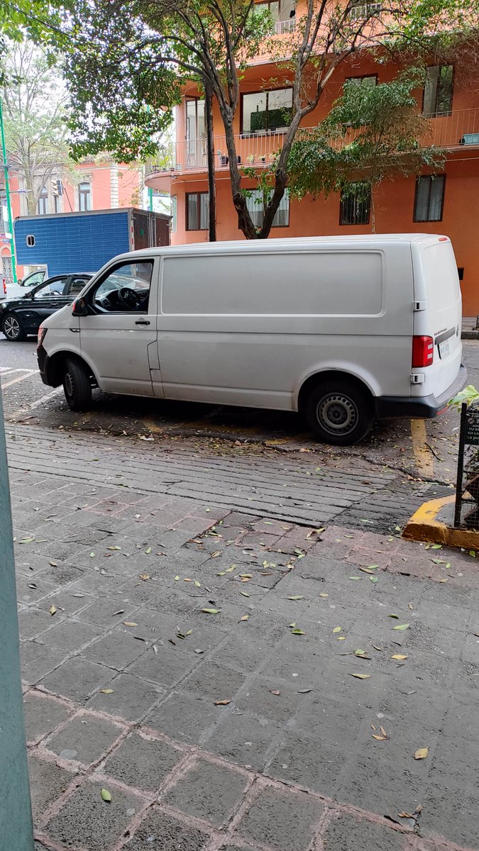 gar08221515's tweet photo. @UCS_GCDMX por favor rondines de #TransitoGCDMX y multar a infractores Calle Marsella 7 entre Versalles y Berlin @laJuareznuestra  violan el reglamento area balizada y disco de discapacidad. Gra ias https://t.co/X3gjs5vI42