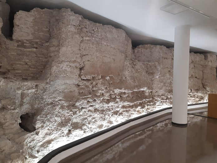 PassejantV's tweet photo. La muralla islàmica del s.XI q envoltava València encara és visible en molts punts de la ciutat. Així, en un antic palau del s.XVIII en què, després d ser restaurat, va aparèixer un llenç d 30 metres i dues d les torres. Vols saber com és, i on trobar-lo?: https://t.co/oE3C57l48m https://t.co/kOQK18fqsv