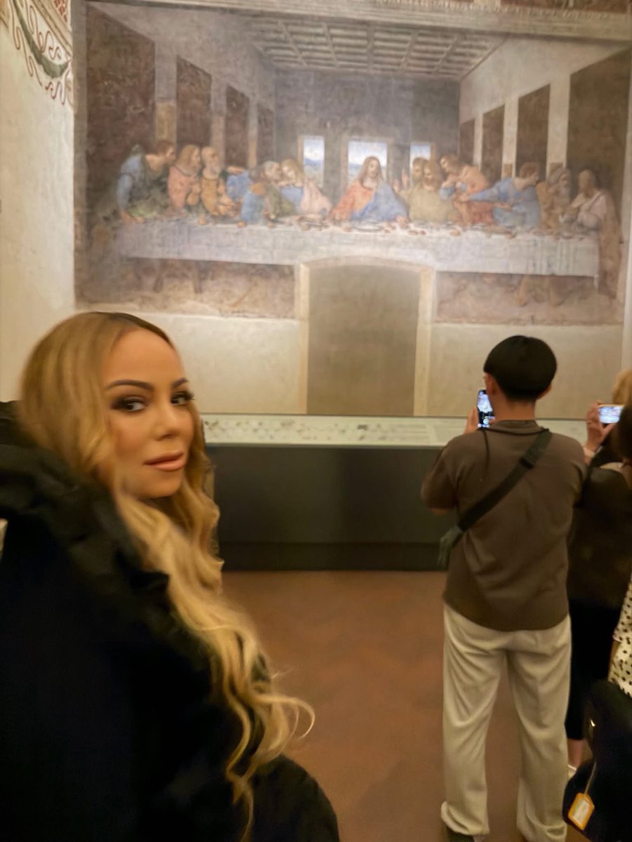 PopCrave's tweet photo. Mariah Carey stuns in front of ‘The Last Supper’ painting. https://t.co/MWJqupQW8x