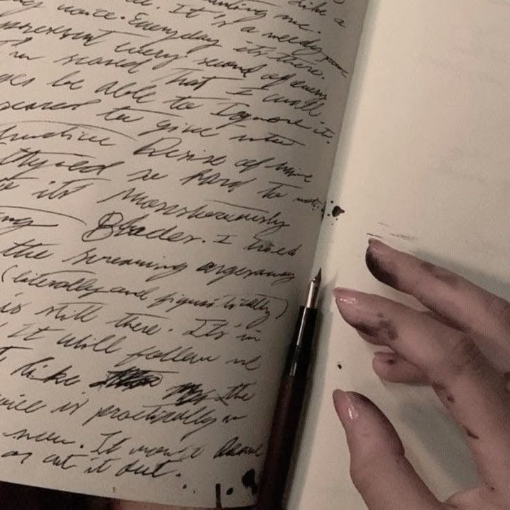 scarcelyimagine's tweet photo. hiii #booktwt 🌙
- i'm mello, 25, autistic
- my genres: fantasy, horror, romance, gothic
- i love: frankenstein, hazelthorn, we have always lived in the castle, what moves the dead
- i love sewing, art + nature 
- #cr: don't let the forest in 
like/rt to be moots !! #moothunt https://t.co/tNirQxdbCz