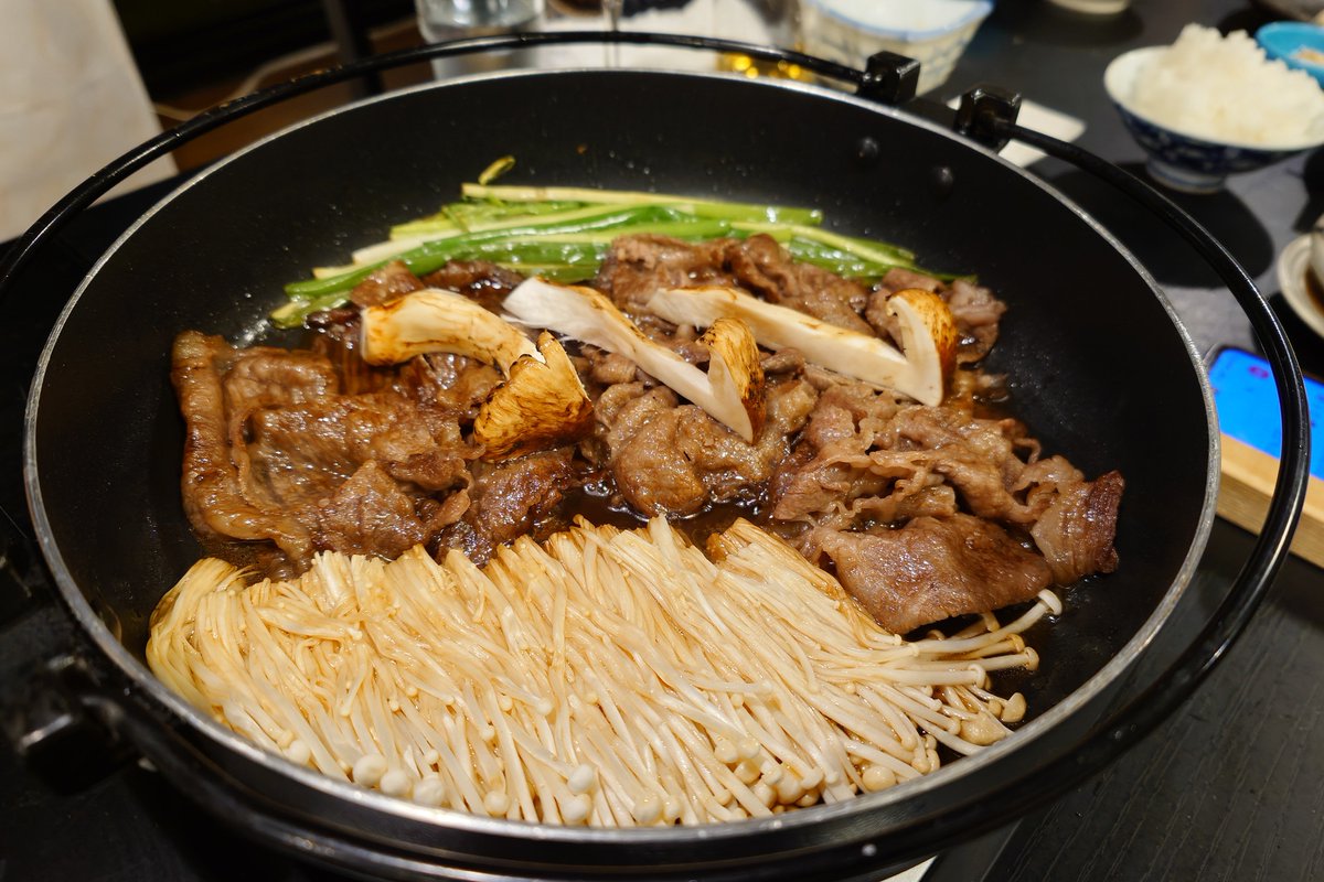 toraume719's tweet photo. 長野県の秘湯で秋の味覚を堪能してキタ
朝食の松茸ごはん、どんぶりで出てキタ
来年も行こうかー（ハツラツ） https://t.co/cSMTq21Tbh