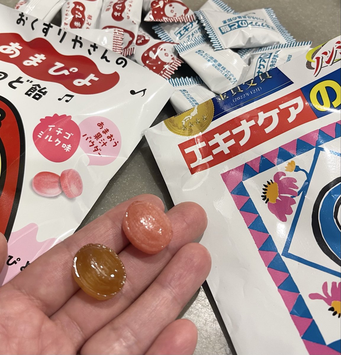 gohan_achamo's tweet photo. エックスのみんなはまだ知らないかもしれない話。
幼稚園に息子をお迎えに行ったとき、咳をしてたらママ友がさっとこれくれた。最近気になっていたエキナケアとあまぴよ！ありがたく試してみたら、なにこれーーー！！
エキナケアは独特な味だけど喉に染み渡る！あまぴよは甘くておいちい！気に入ってその場でポチっちゃったよ。ただ注意して欲しいのは、