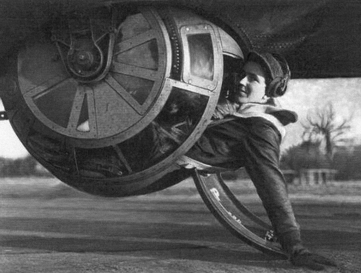 xPrinceJuba's tweet photo. The man who fell 22,000 feet
In 1943, American airman Alan Magee fell from a B-17 bomber over France without a parachute.

He plunged roughly 22,000 feet toward the ground—but somehow survived after crashing through the glass roof of a railway station.

Badly injured, Magee was captured by German soldiers. A German doctor treated him and saved his life.

He survived the war, later earned his pilot’s license, and lived until 2003.

He was 84.

He fell from the sky with no parachute and lived for another 60 years. ✈️😳