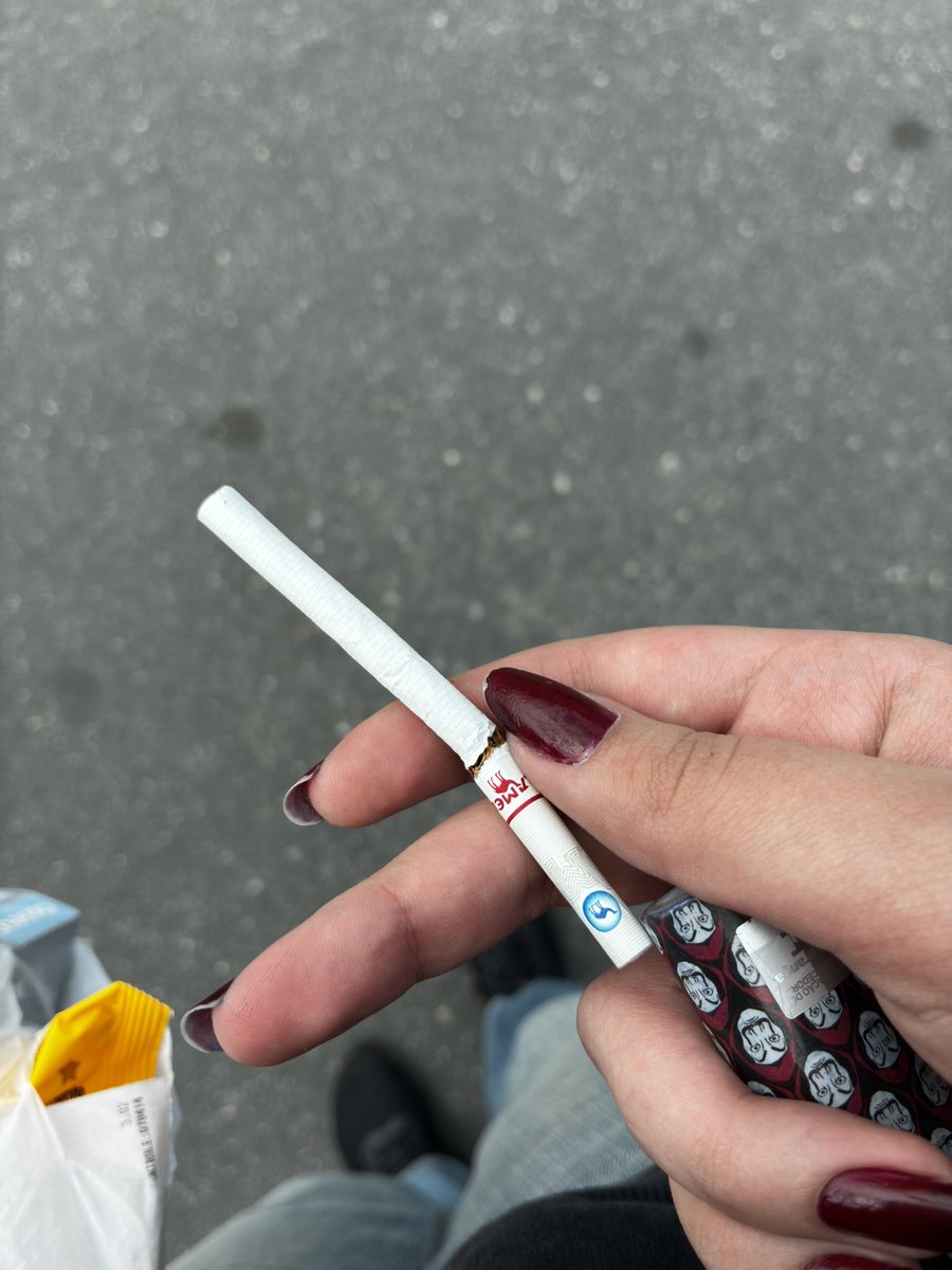 kiittekat's tweet photo. papai o que sao cigarros  quebrados sao mostros orriveis filha https://t.co/huTTL4fKyF