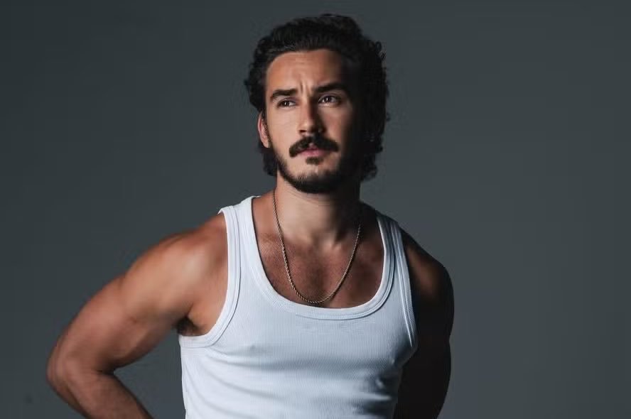 NotciasdaTv1's tweet photo. Filipe Bragança, depois de protagonizar “Coração acelerado”, foi escalado para assumir o papel de mocinho da novela que Ricardo Linhares escreve para a retomada do horário das 23h na Globo.
🗞️Extra https://t.co/LzSlb6ojuH