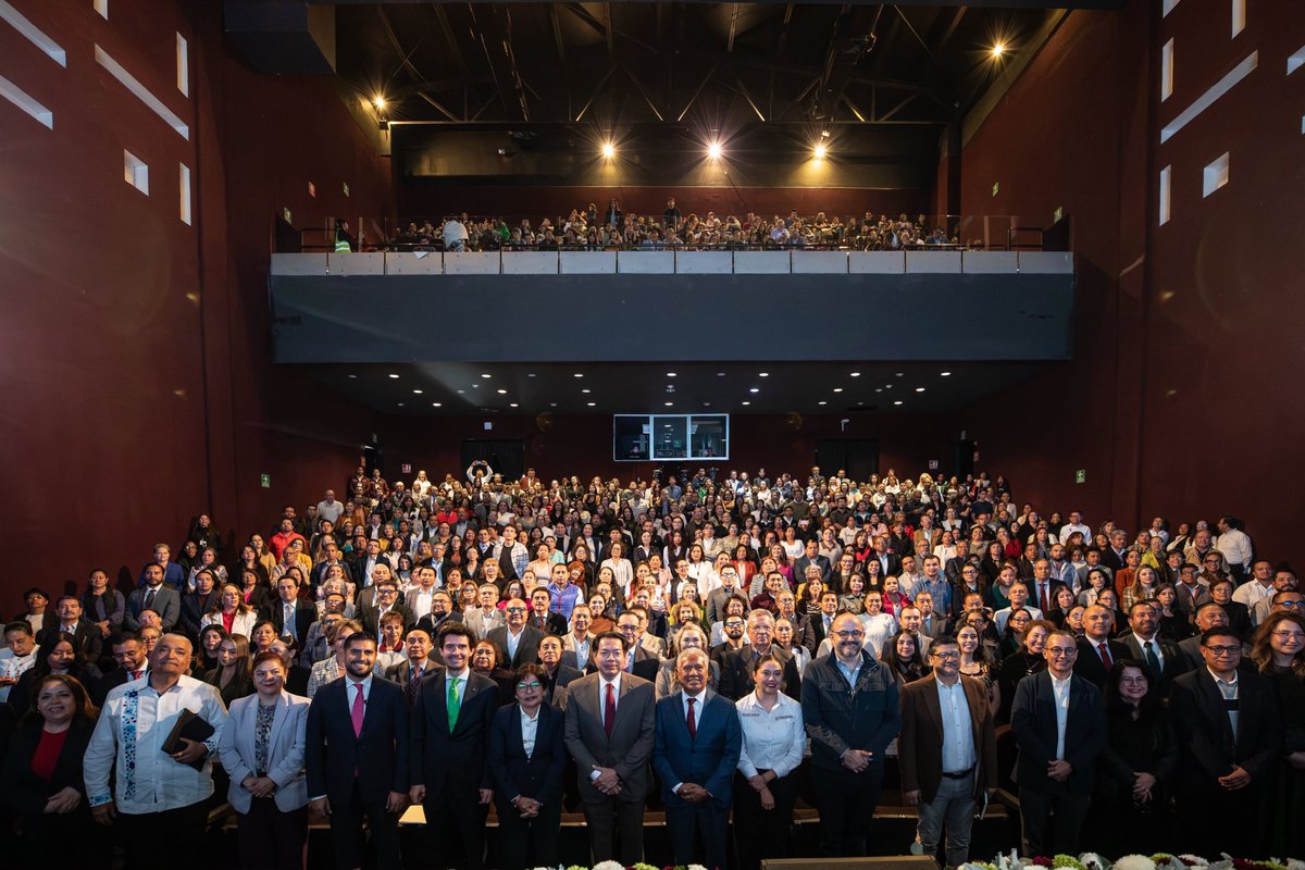 mario_delgado's tweet photo. ¿Qué pasa detrás de la pantalla? 📱 En el Foro Regional Centro Sur en Puebla abordamos un tema urgente: la salud mental de las nuevas generaciones frente al mundo digital.

El scroll infinito atrapa a nuestras infancias y juventudes, a la vez que las expone a contenidos violentos que no buscaron, alimentando la ansiedad, la depresión y la adicción.

Como anunció nuestra presidenta @Claudiashein, a partir del 3 de noviembre implementaremos reglas claras para el uso de dispositivos en las escuelas. Además, avanzamos en un decreto para exigir a las plataformas que eliminen contenido nocivo y de acoso.

Agradezco al gobernador de Puebla, @armentapuebla_  por su hospitalidad y a Andrés Morales, representante de la UNESCO en México, y a la Dra. @LiliaCedilloMX, Rectora de la @BUAPoficial, por su valioso acompañamiento. ¡La salud mental de nuestras niñas, niños y adolescentes es prioridad!