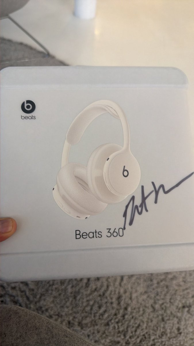 nilay_mehrotra's tweet photo. Perks of having your co founder as the original and the only design creator of @beatsbydre. Thanks @rdbrunner ❤️ https://t.co/aeVZjQJmGC
