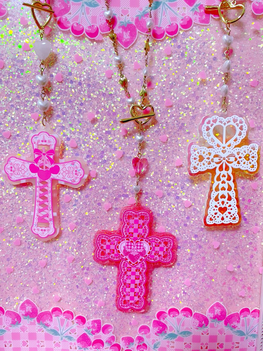 hexe_nhaus's tweet photo. いにしえグッズといえばピンクチェリーベリー🍒🎀🍓🩷パステルピンクもかわいいのですが、プリキュアくらいのぱっきりした濃ゆいピンクが好きで、アクセやレタセを作ったのでした✨このクロスモチーフチョーカーはいまだにつけてポップアップに来てくれる人がいて嬉しいです😍 https://t.co/yS2wvX1QMS