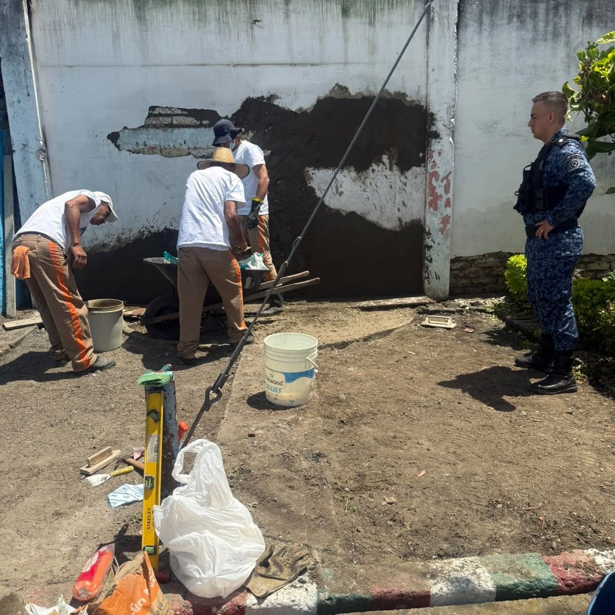 INPEC_Colombia's tweet photo. 📍 #Tuluá | Siete personas privadas de la libertad apoyaron la recuperación del Albergue Buen Samaritano, afectado por el terremoto.
Una oportunidad para demostrar con hechos que cambiar también implica servir.
👍#BuenaEsa por la resocialización. https://t.co/MwqcQYXTi2