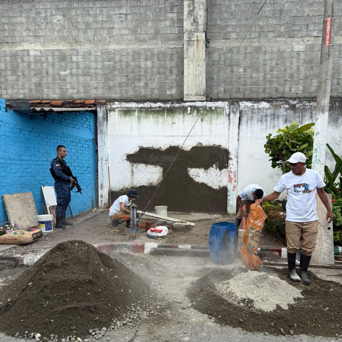 INPEC_Colombia's tweet photo. 📍 #Tuluá | Siete personas privadas de la libertad apoyaron la recuperación del Albergue Buen Samaritano, afectado por el terremoto.
Una oportunidad para demostrar con hechos que cambiar también implica servir.
👍#BuenaEsa por la resocialización. https://t.co/MwqcQYXTi2