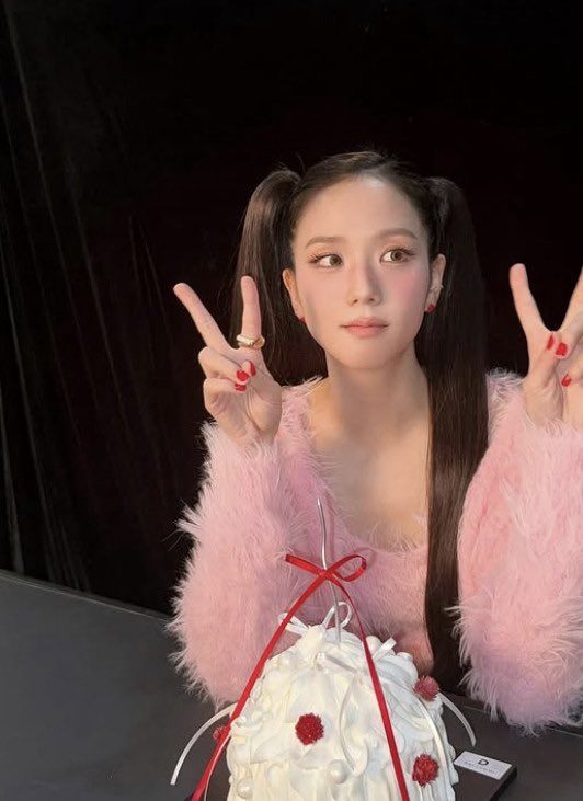 ehehzlzl's tweet photo. BLACKPINK Jisoo e Jennie 🥰
Elas fizeram o 2️⃣2️⃣ com os dedos! https://t.co/YSASrXoktM