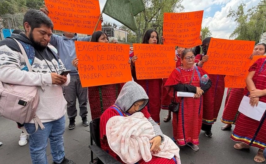 El_Chamuco's tweet photo. Una bebé de una familia triqui permaneció siete días en el Hospital Pediátrico Peralvillo mientras autoridades verificaban su filiación, luego de que sus padres informaran que había nacido en casa y no contaran con una constancia de alumbramiento.

Una prueba genética confirmó el vínculo materno y la menor fue reintegrada con su madre.

La familia denuncia discriminación y exige reparación del daño.

https://t.co/aIERE7IpVf

#CDMX #PueblosIndígenas #DerechosHumanos