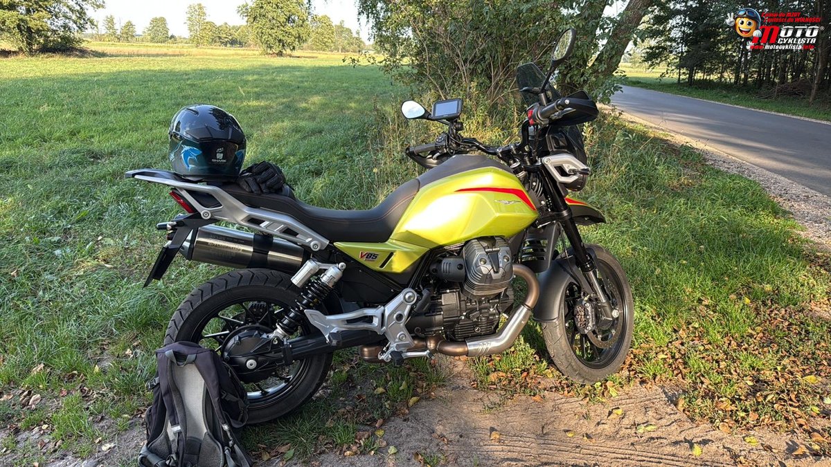 motocyklistainf's tweet photo. Moto Guzzi V85 Strada, czyli V85 TT w szosowym wydaniu. Poprzeczny V2 853 cm³, 80 KM, 83 Nm, tempomat, 3 tryby jazdy i 23-litrowy bak. Włoski charakter na co dzień. https://t.co/kWP7kWcNmi #MotoGuzzi https://t.co/UePF0BmR72