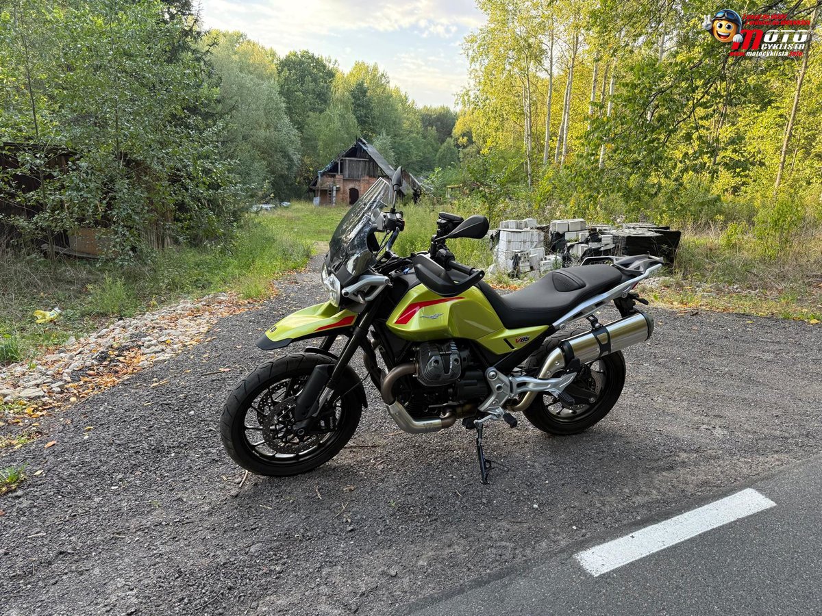 motocyklistainf's tweet photo. Moto Guzzi V85 Strada, czyli V85 TT w szosowym wydaniu. Poprzeczny V2 853 cm³, 80 KM, 83 Nm, tempomat, 3 tryby jazdy i 23-litrowy bak. Włoski charakter na co dzień. https://t.co/kWP7kWcNmi #MotoGuzzi https://t.co/UePF0BmR72