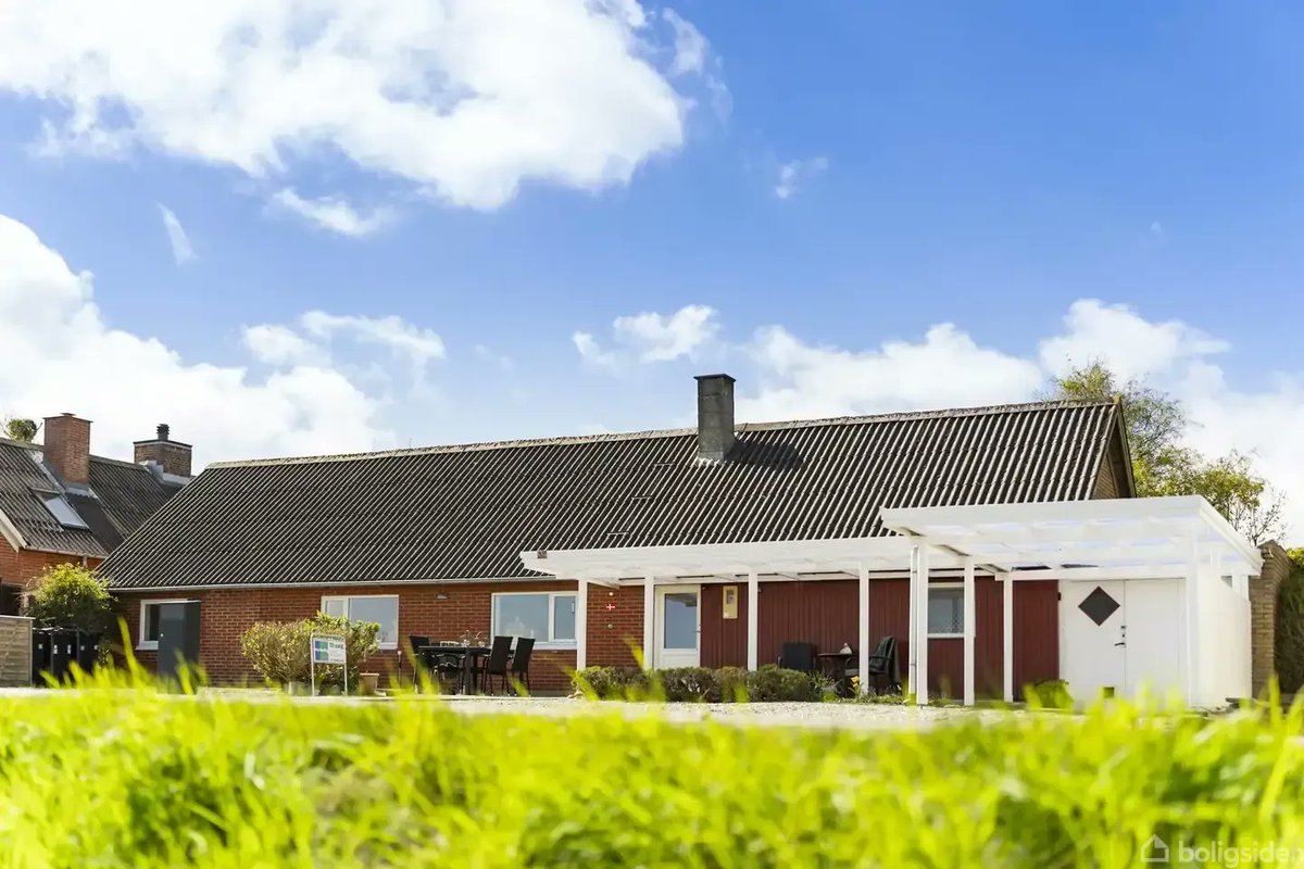 mrstartups's tweet photo. Denmark is one of the most expensive countries in Europe.

This renovated house looks over the Limfjord. 115 m², 3 bedrooms, wood stove, 758 m² garden.

€66,400.

Not a typo. 👇
https://t.co/GQXMRgZKyw https://t.co/Np6Cwa4ICQ