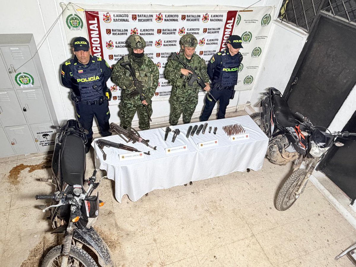 Ejercito_Div2's tweet photo. #ContraLaAmenaza || En la vereda Pantanos de Río de Oro #Cesar, tropas de la #QuintaBrigada sostuvieron un combate de encuentro con integrantes de la Subestructura Ferney Antonio López Polo del GAO Clan del Golfo, dejando como capturados a alias Yordan, presunto tercer cabecilla de esta estructura y cabecilla de escuadra alias Samir, presunto integrante de este grupo. 
Estos sujetos, tras resultar heridos, recibieron atención prehospitalaria por parte del enfermero de combate y posteriormente fueron trasladados a un centro asistencial, en cumplimiento del Derecho Internacional Humanitario. 

Durante la operación fueron incautados dos fusiles, armas cortas, proveedores y dos motocicletas, afectando las capacidades armadas y logísticas de esta organización criminal. De esta forma, seguimos neutralizando las intenciones delincuenciales de estos grupos armados en al región, gracias a las informaciones recibidas en las líneas 107 contra el terrorismo y 147 contra extorsión y secuestro.