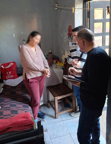 PPNArg's tweet photo. 📍 Centros No Penitenciarios | Integrantes de la Delegación Centros No Penitenciarios de la Frontera Norte de la PPN monitorearon el Escuadrón 48 (Corrientes), la Prefectura Posadas (Misiones) y el Escuadrón 14 "Las Palmas" (Chaco) para verificar las condiciones de alojamiento de las personas privadas de la libertad.  

Se constataron aspectos favorables en el trato del personal y en la provisión de alimentos. No obstante, se detectaron deficiencias edilicias, precariedad en las instalaciones eléctricas y falencias en los servicios sanitarios.  

Se registraron limitaciones en los regímenes de recreación al aire libre por falta de cerramientos perimetrales, restricciones en los tiempos de comunicación telefónica y dificultades de acceso para las visitas familiares.  

La PPN solicitó la adecuación de las instalaciones, el acceso a mecanismos de comunicación y estudio, y la agilización de los traslados hacia unidades del SPF y provincial.