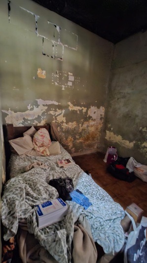 PPNArg's tweet photo. 📍 Centros No Penitenciarios | Integrantes de la Delegación Centros No Penitenciarios de la Frontera Norte de la PPN monitorearon el Escuadrón 48 (Corrientes), la Prefectura Posadas (Misiones) y el Escuadrón 14 "Las Palmas" (Chaco) para verificar las condiciones de alojamiento de las personas privadas de la libertad.  

Se constataron aspectos favorables en el trato del personal y en la provisión de alimentos. No obstante, se detectaron deficiencias edilicias, precariedad en las instalaciones eléctricas y falencias en los servicios sanitarios.  

Se registraron limitaciones en los regímenes de recreación al aire libre por falta de cerramientos perimetrales, restricciones en los tiempos de comunicación telefónica y dificultades de acceso para las visitas familiares.  

La PPN solicitó la adecuación de las instalaciones, el acceso a mecanismos de comunicación y estudio, y la agilización de los traslados hacia unidades del SPF y provincial.