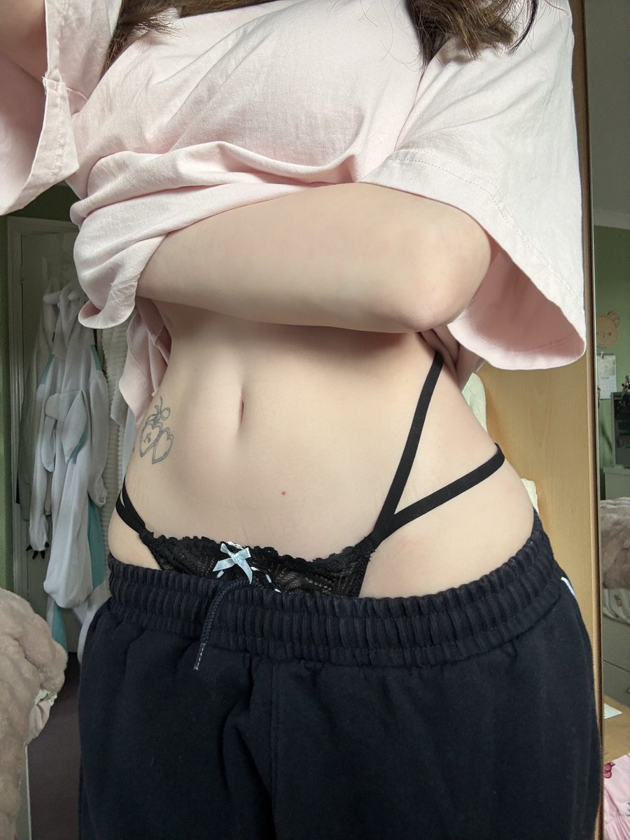 2urluvrr's tweet photo. tummy. https://t.co/yVEKaDU4ce