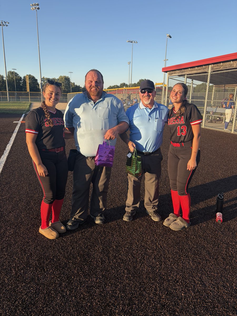 MSHSAAOrg's tweet photo. 👏 Odessa High School showed some appreciation for their softball officials on Tuesday nights JV/V game night!! 🥎 #MOmentum #MSHSAAccomplished #OfficialAppreciation @ohs_activities https://t.co/EBLfQALWrG