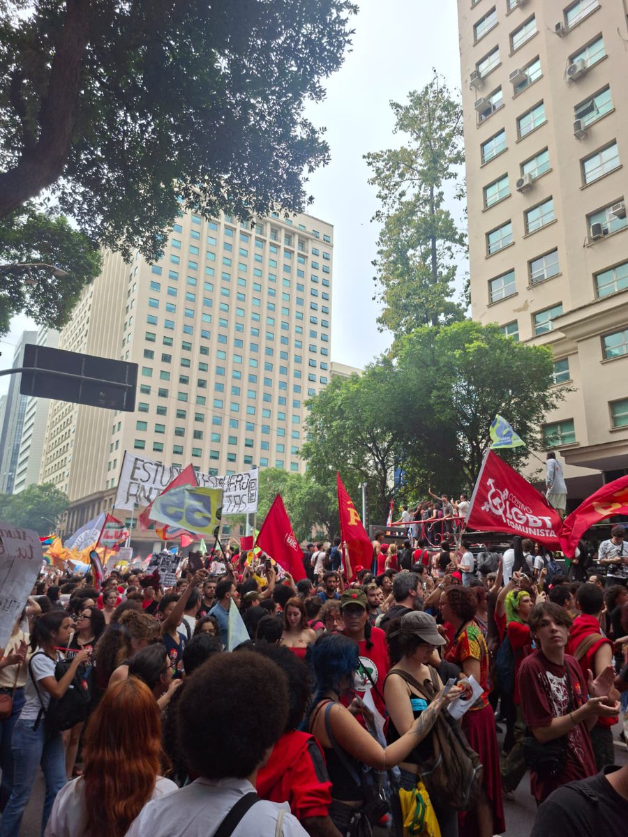 laracastanha's tweet photo. TRABALHOR, OLHA PRA CÁ, EU TO NA RUA PRO SEU FILHO ESTUDAR" https://t.co/NCAbZTKrKK