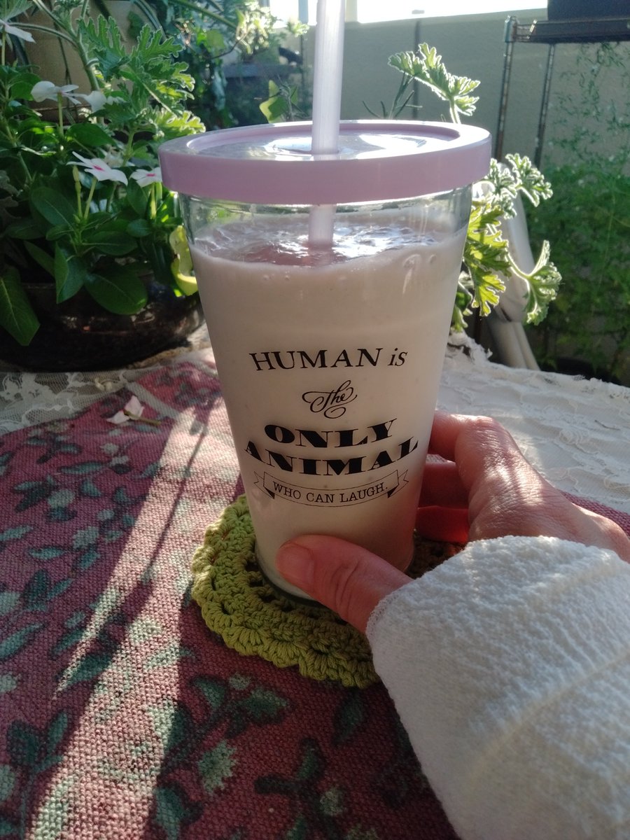 likeaswallow_'s tweet photo. おはよう☀️
久しぶりスムージーです
バナナとアスパラガスと牛乳
親指が使い物にならないわ
でも私だけじゃない
パートのみんなもこんな感じよ
同じ年代だから
みーんな頑張ってるからみんなで気遣いあってる
仲間たち大好き https://t.co/5B21ohyxZu