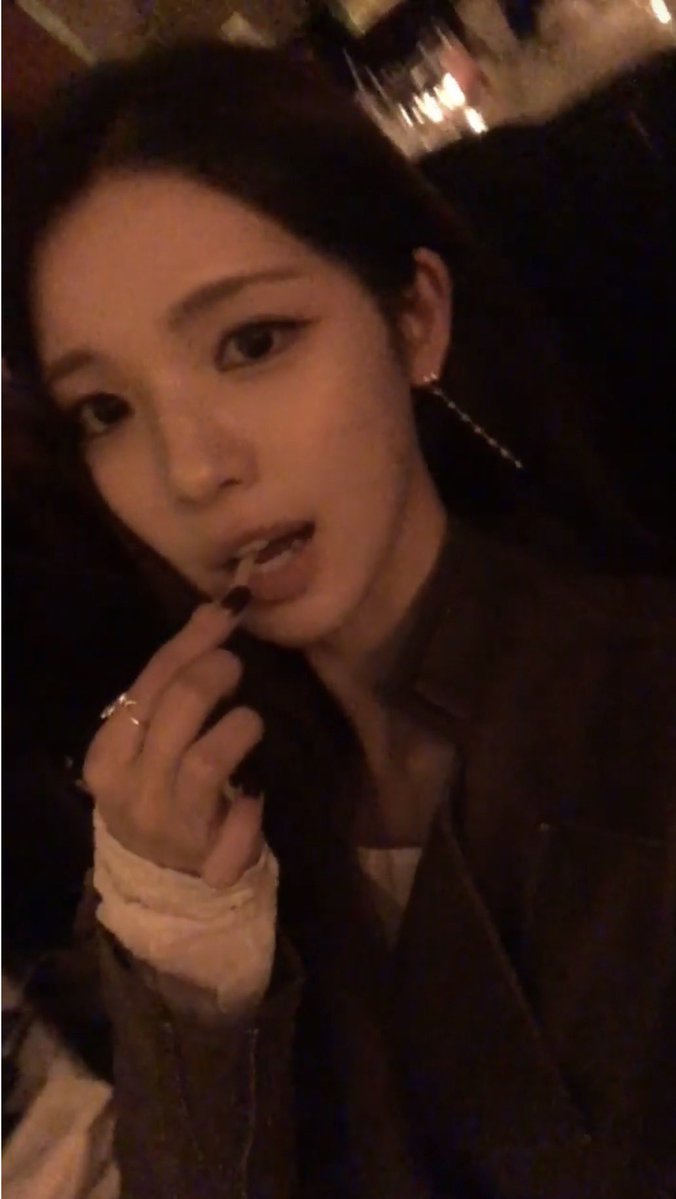ynhrisone's tweet photo. 감튀먹는척 하면서 반지 보여주는 여자 
끼발 도대체 어떻게 해석해야하는데..
뭐 .. 뭔데.. https://t.co/PsfTsghoju