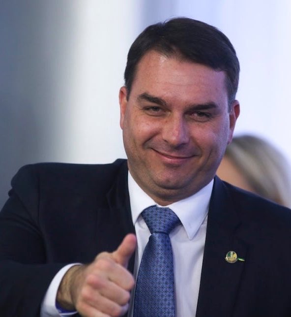 barbara13naurna's tweet photo. 🚨 URGENTE!

FLÁVIO BOLSONARO AFIRMA QUE SE ELEITO VAI AUMENTAR A IDADE MÍNIMA PARA SE APOSENTAR, MULHERES DE 62 PARA 65, HOMENS DE 65 PARA 68!

QUE ABSURDO! ISSO PRECISAR SER COMPARTILHADO URGENTEMENTE! https://t.co/8qve0LI16B