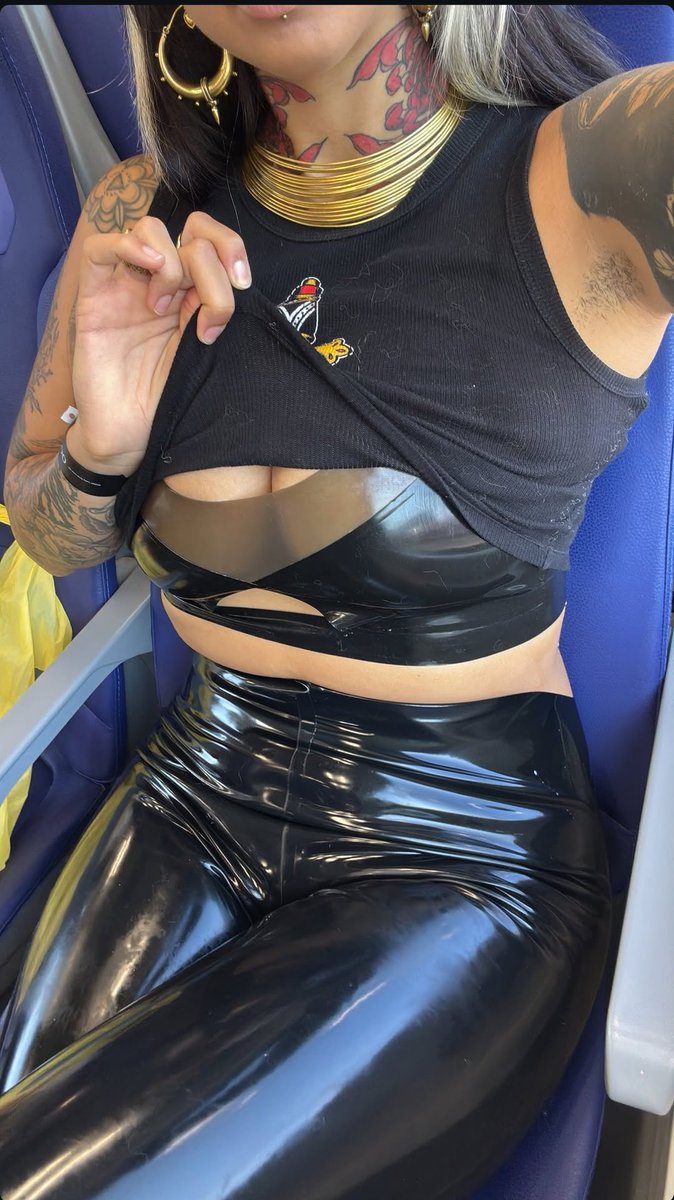 Shiny_Models's tweet photo. Latex Leggings And Latex Bra (ghostwave)  🖤✨🇮🇹 #latex #latexleggings #latexbra #leggings #ghostwave https://t.co/zQjpsKrsqD
