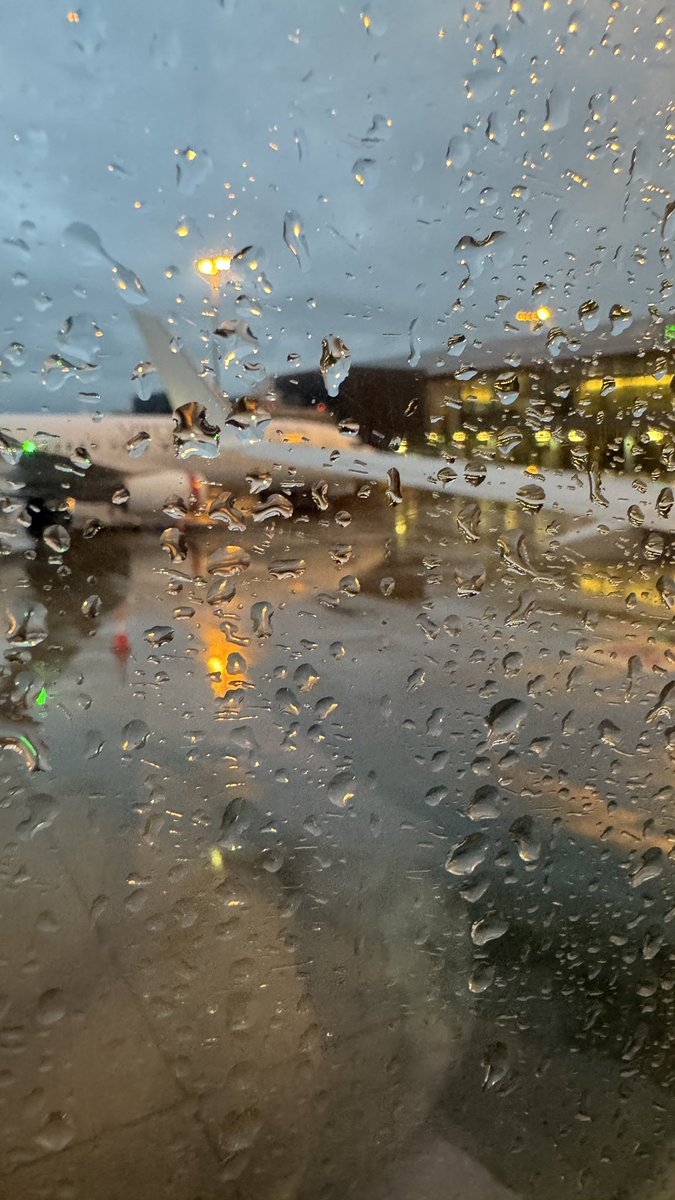 Ozjperth's tweet photo. 出發去見妳了 
下了大雨
心情 ........ https://t.co/bTZLOcNCWZ