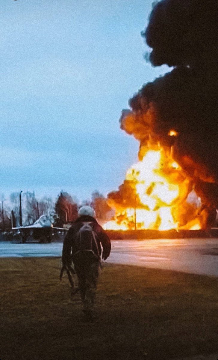 CasetaBosque's tweet photo. Primeros instantes de la invasión rusa 🇷🇺 de Ucrania 🇺🇦.

Un piloto ucraniano 🇺🇦 se dirige hacia su caza MiG-29 para llevar a cabo una misión de combate después de que un ataque aéreo ruso 🇷🇺 alcanzara la base aérea ucraniana 🇺🇦.
 
Una imagen increíble. https://t.co/ZNBp5ZFBp5