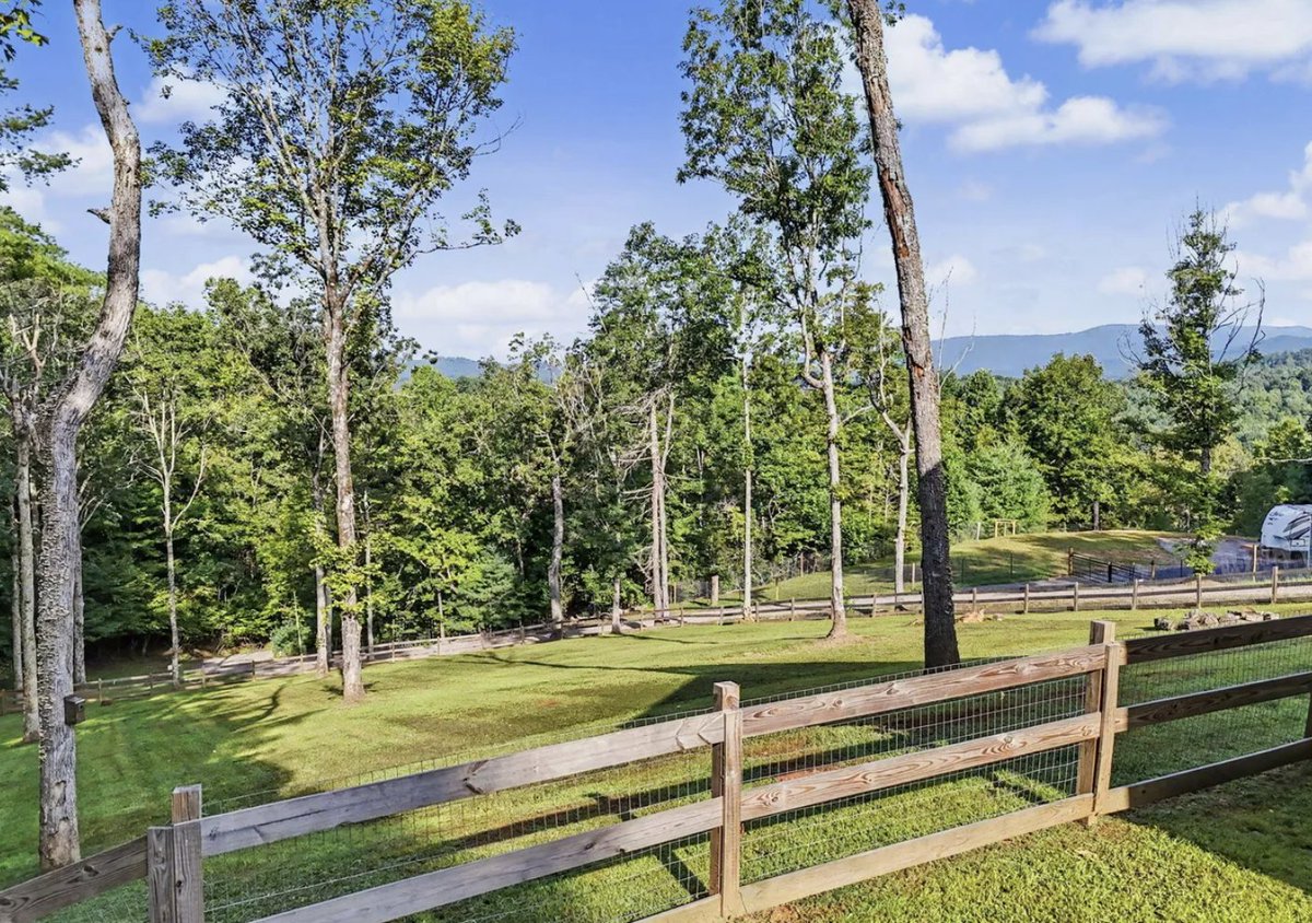 CountryLife717's tweet photo. Built 2023 #NorthCarolina #Cabin For Sale on 1.4 #Acres $399,999.
https://t.co/V94Vdiginp https://t.co/Qka8ke3w7I