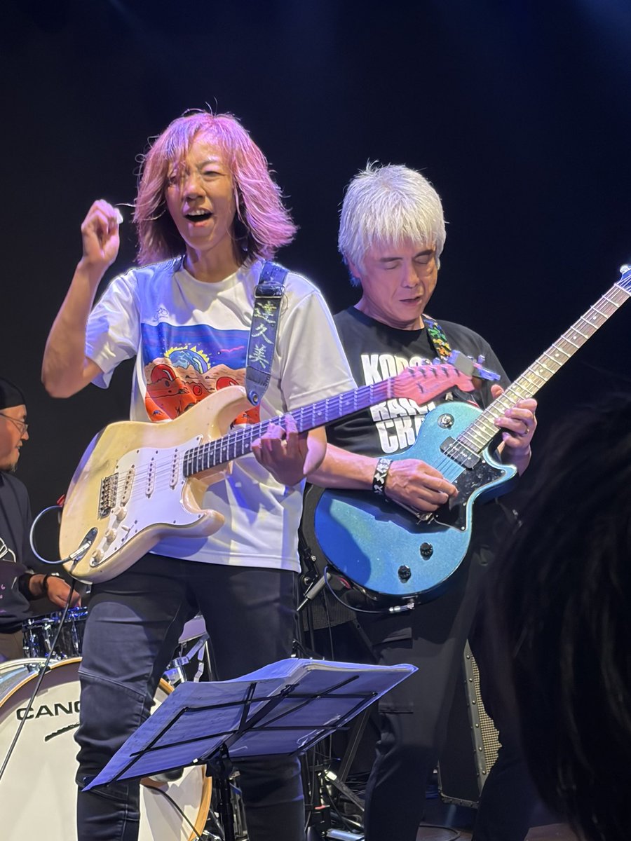 em65pp's tweet photo. おはようございます
秋晴れー☀️

昨日は、安達久美&amp;うじきつよし DUO LIVEに行ってました😆

アコースティックとバンドの2部構成で、オリジナルや邦洋、年代を超えたカバーを織り交ぜてのバラエティに富んだ構成、北斗の拳もやってくれました♪
この組み合わせはなかなかないよ https://t.co/PX8q5iBsL4