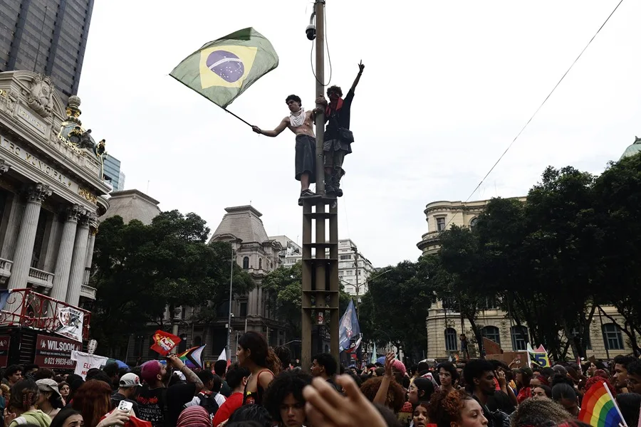 ZAMENZA's tweet photo. Que foto de Andre Coelho/EFE da manifestação de estudantes no centro do Rio de Janeiro em ato contra Flávio Bolsonaro e a favor de Lula. https://t.co/8iZqjzRDSX