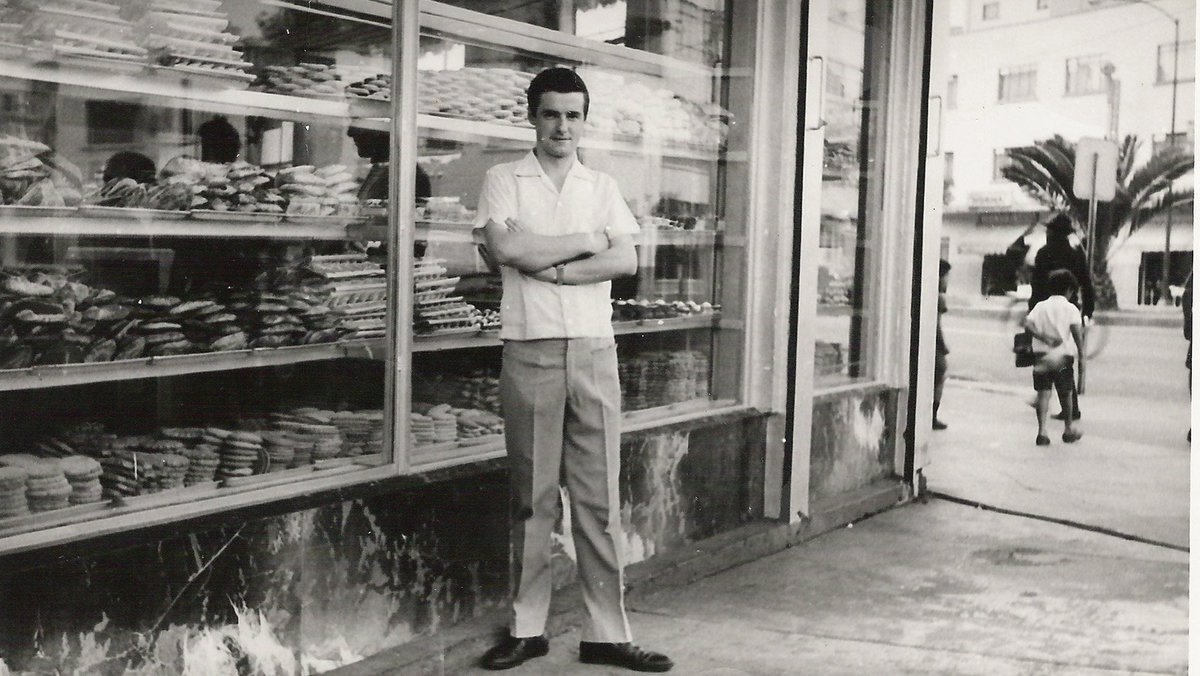 cronicabanqueta's tweet photo. LAS PANADERÍAS MÁS ANTIGUAS DE LA CIUDAD DE MÉXICO
La Esperanza
La Pastelería La Esperanza nació en 1975 en la Ciudad de México.

Origen e inicios

Fundadores:
Los hermanos Francisco y Pedro Juampérez Barberena.

Primera sucursal:
Se abrió en la colonia Escuadrón 201, en la alcaldía Iztapalapa.

Concepto inicial:
Empezó como un pequeño negocio familiar de pan artesanal y repostería, vendiendo pieza por pieza.

El nombre "La Esperanza" se eligió como símbolo de sustento para la familia y en honor a la esposa del dueño del primer local.

Crecimiento y expansión

De Iztapalapa a la CDMX:
Gracias a la aceptación de los vecinos con productos como conchas, roles y pasteles, abrieron 13 sucursales iniciales en Iztapalapa y llegaron a 35 locales en la zona oriente para el año 2000.

Innovación y producción:
En 2012 integraron la planta panificadora de la compañía Blé en Tecámac, lo que permitió ampliar su catálogo y producción.

Actualidad:
Hoy en día, la marca cuenta con más de 100 sucursales distribuidas en varios estados de la República Mexicana (como CDMX, Estado de México, Puebla, Jalisco, Hidalgo, Morelos, Baja California y Quintana Roo), integrando además conceptos de cafetería.
#CronicasDeBanqueta
#arturotrejo