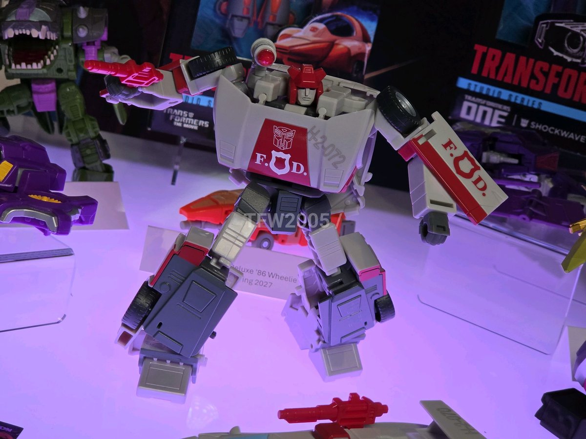 TFHypeGuy's tweet photo. SS NAUTICA AND G1 RED ALERT IN HAND SHOTS!!

Ok, I took a chill pill.

These looks PHENOMENAL, I am so elated to have a Nautica toy FINALLY.

And Red Alert.... Chef's kiss man A class figure can't WAIT for Sideswipe. https://t.co/yUKTSAZwVq
