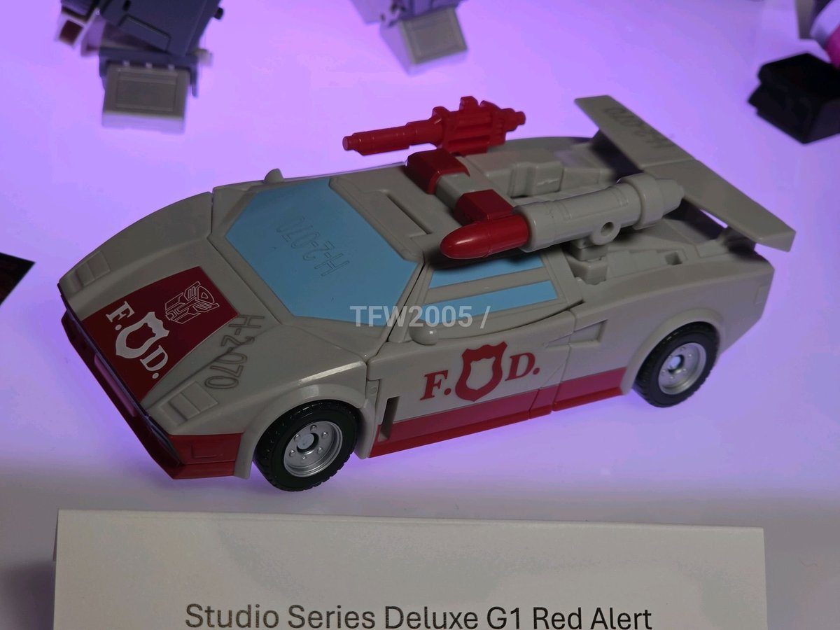 TFHypeGuy's tweet photo. SS NAUTICA AND G1 RED ALERT IN HAND SHOTS!!

Ok, I took a chill pill.

These looks PHENOMENAL, I am so elated to have a Nautica toy FINALLY.

And Red Alert.... Chef's kiss man A class figure can't WAIT for Sideswipe. https://t.co/yUKTSAZwVq