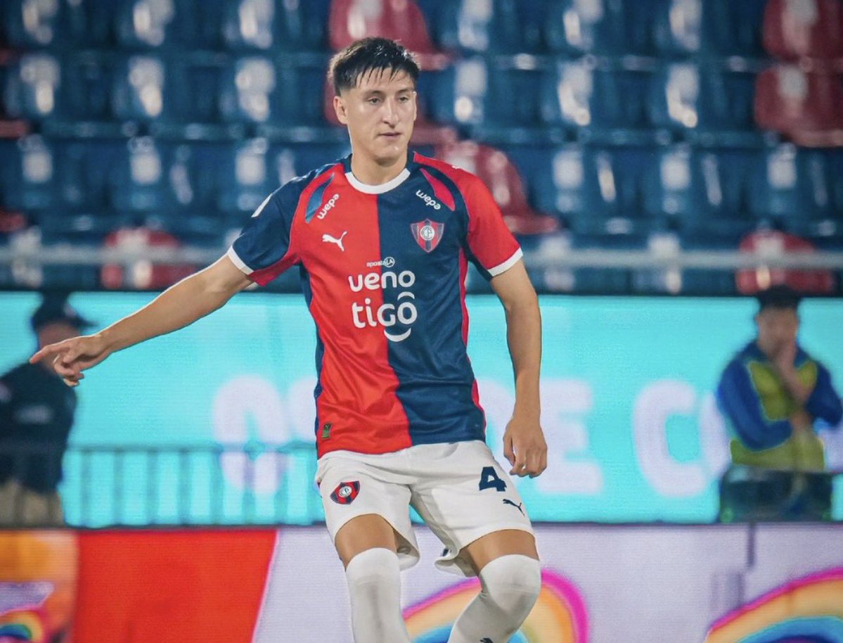 Danymacica's tweet photo. Alexis Cañete regresó al país luego de la gira con la Selección Paraguaya y habló sobre la situación de sus compañeros apartados:

"La verdad que es una noticia muy dolorosa realmente, porque son compañeros que se matan en el día a día y lastimosamente está tocando eso. Sabemos que Cerro es un club muy grande y voy a estar al tanto en estos días en los entrenamientos”

#LaGranJugada