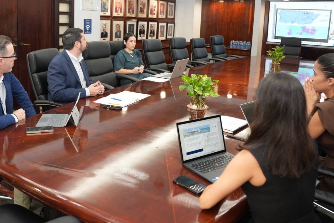 DDECPR's tweet photo. Hoy nos reunimos con representantes del sector privado para presentar Opportunity Zones 2.0, una iniciativa que busca dirigir nueva inversión hacia comunidades con potencial de desarrollo.

Escuchamos sus recomendaciones sobre áreas que podrían considerarse para nominación y continuar impulsando el crecimiento económico en todo Puerto Rico. 

#DDEC #DesarrolloEconómico #OpportunityZones