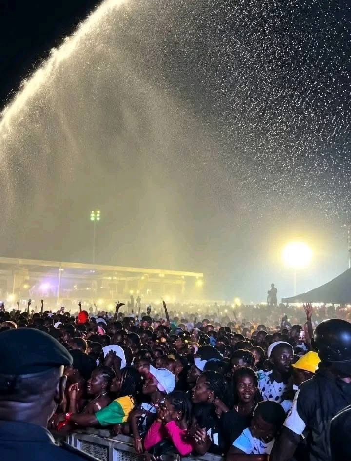 ShadrackAmonooC's tweet photo. You Only See This At Shatta Wale’s Concert! 
The Energy is Always High!! 
And The Fans Need It To Cool down The Heat!!! 

Over Two decades, And Shatta Wale is Still Pulling Crazy Numbers!! 

Shattafest Accra… LOADING 🔥🔥🔥 https://t.co/EqaP6vhQbQ