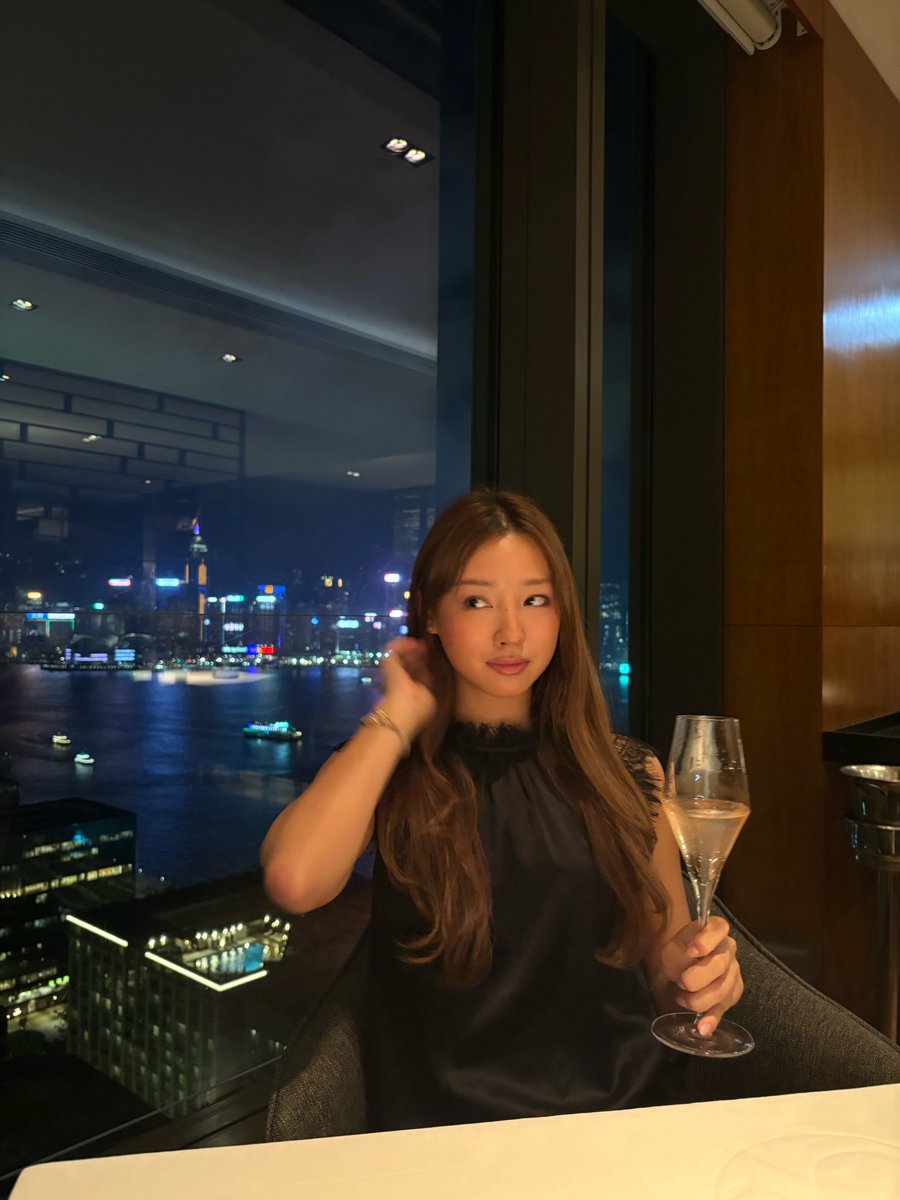 ichristinew's tweet photo. Feeling adventurous today, so here's my debut on X:

Fun facts:
- From Taiwan
- STILL IN SCHOOL (Finance/History major at BC)
- Self-taught graphic designer (since 7th grade, lol)
- Joined @thecollectiv3e  this summer as a Founding Fellow (best summer ever)

Follow my journey! https://t.co/tisUcBjqzB