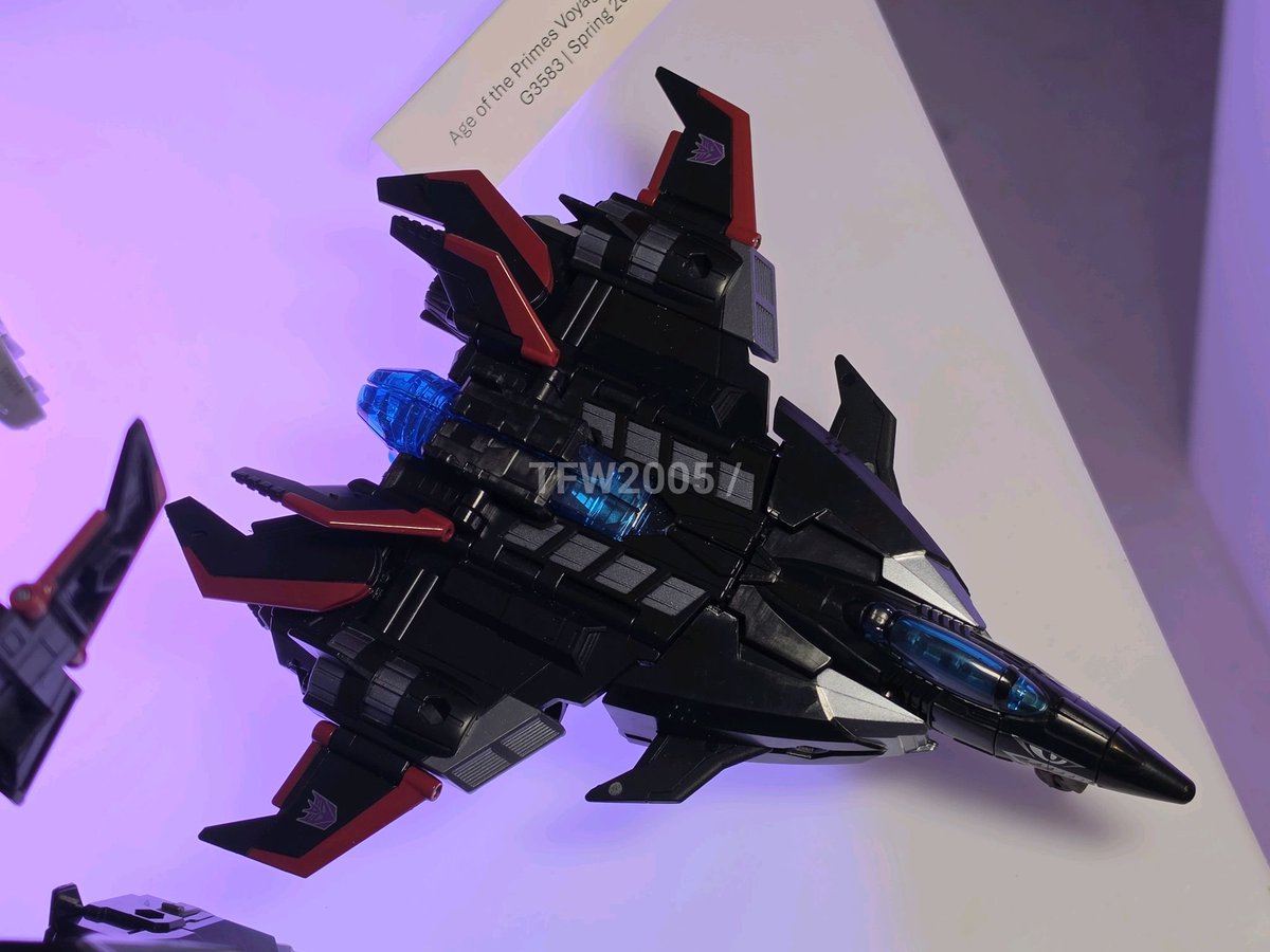 TFHypeGuy's tweet photo. AOTP The Deceiver and MW Starscream IN HAND SHOTS!!

YOOOOO ok Onyx looks AMAZING those colours are EXACTLY what I've been waiting for.

MW Starscream also looks incredible, great colours on a great mold. https://t.co/FyvAyN7QS7
