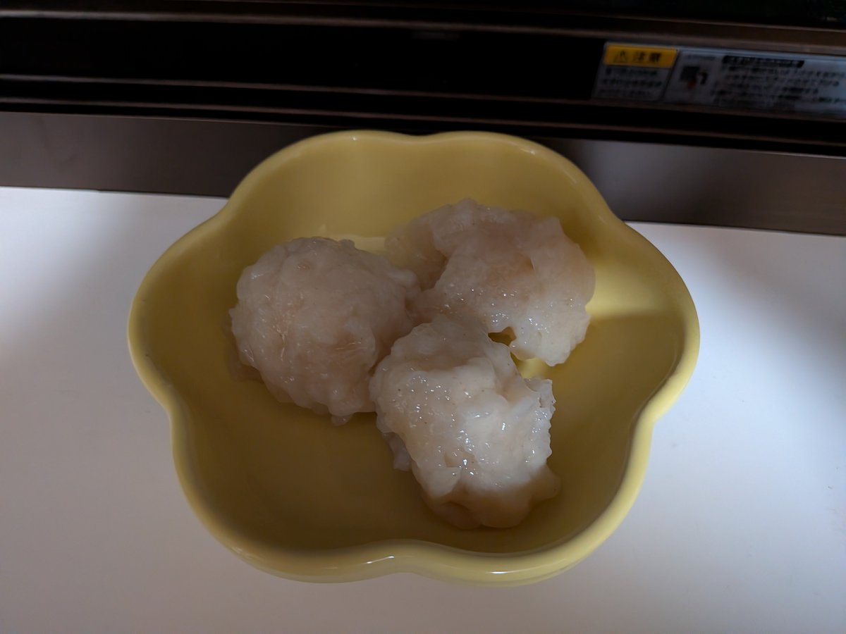 Shujume's tweet photo. @NOPE_jp @yogibojapan 先月曇り予報で油断してたら、綺麗なお月さまでてて 家にある物（お好み焼き粉）で作ったお月見団子。壮大にでっかく失敗しちゃったお月見団子＼(^o^)／ お月様もびっくりで笑ってくれたと思う(^o^) https://t.co/W0h7TRchJO