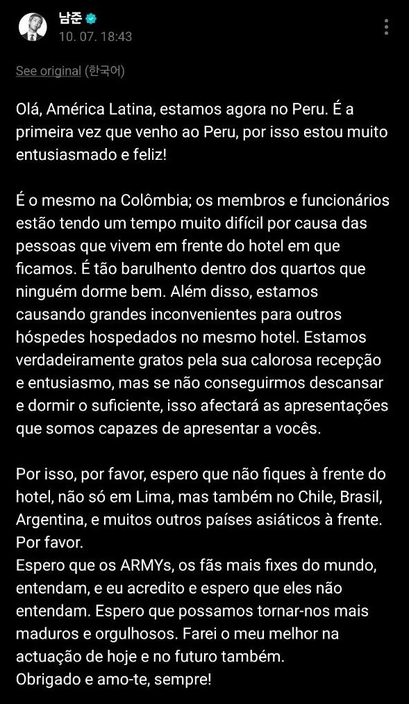 BARMYSTREAM's tweet photo. ⚠️ QUANTAS VEZES ELES TERÃO QUE PEDIR?

Não são suposições, não são distorções, são as palavras DELES.

Não é pra ir em hotel. Não é pra ir em aeroporto. O tempo privado deles é DELES e não nosso, fama NENHUMA nos dá o direito de privar eles da dignidade de um tempo DELES.

ARMY, chega de envergonhar o nome do fandom.

#RespectBTSPrivacy 

—

"Olá, América Latina! Estamos agora no Peru. É a primeira vez que venho ao país, então estou muito entusiasmado e feliz!

Assim como aconteceu na Colômbia, os membros e a equipe estão enfrentando muitas dificuldades por causa das pessoas que ficam em frente ao hotel onde estamos hospedados. O barulho dentro dos quartos é tão alto que ninguém consegue dormir direito. Além disso, estamos causando grandes transtornos aos outros hóspedes do hotel.

Somos realmente muito gratos pela recepção calorosa e por todo o entusiasmo de vocês, mas, se não conseguirmos descansar e dormir o suficiente, isso afetará as apresentações que poderemos fazer para vocês.

Por isso, peço, por favor, que não fiquem em frente ao hotel — não apenas em Lima, mas também nos próximos destinos, como Chile, Brasil, Argentina e vários países da Ásia. Por favor.

Espero que os ARMYs, os fãs mais legais do mundo, entendam. Eu confio em vocês e espero que isso não volte a acontecer. Espero que possamos nos tornar pessoas mais maduras e das quais possamos nos orgulhar.

Farei o meu melhor na apresentação de hoje e também nas próximas.

Obrigado. Amo vocês, sempre!"

— Kim Namjoon