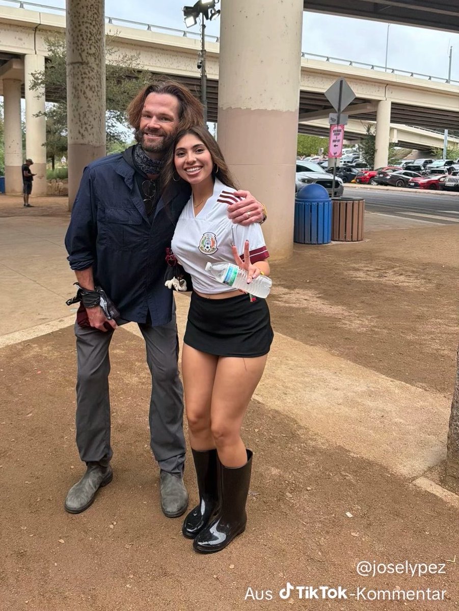 proudofjarpad's tweet photo. Jared with a fan at ACL ♥️ https://t.co/Hl34Olqfao