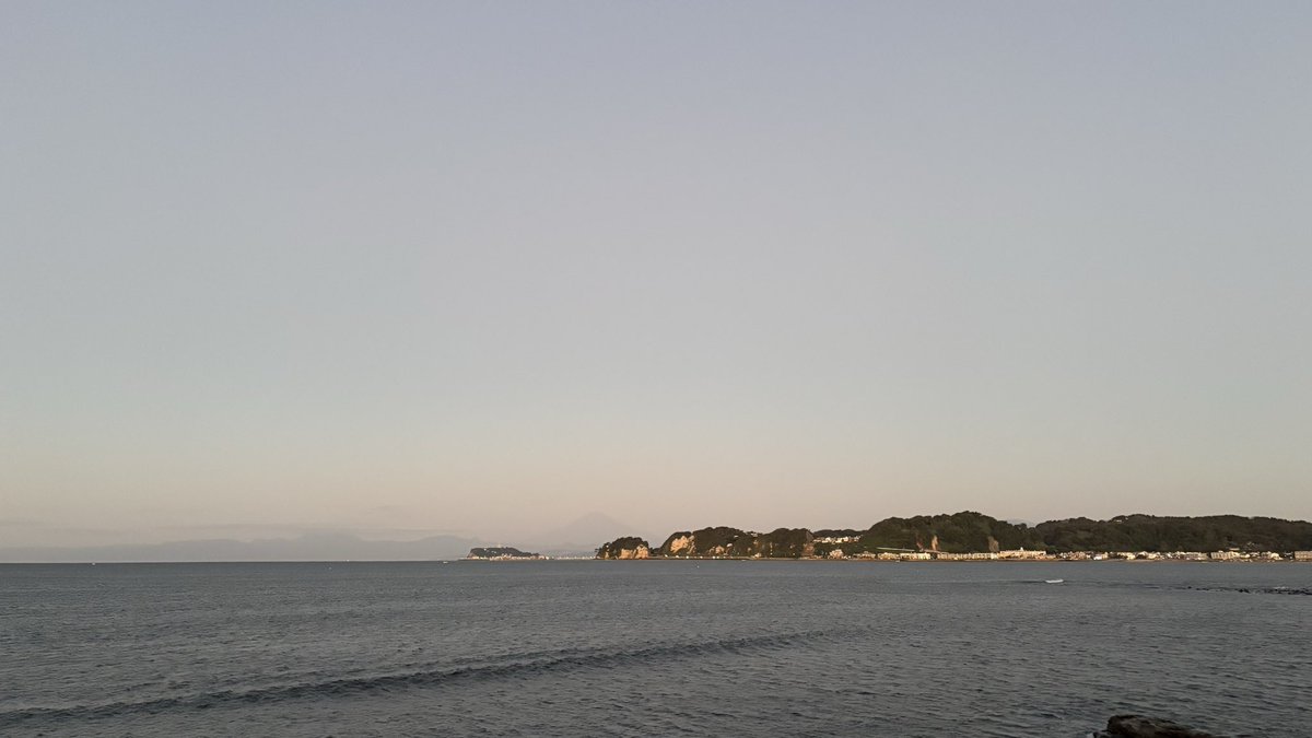 nishi_taker's tweet photo. 久々の平日朝RUNは、4㎞をお散歩JOGで。
暗い！分かってはいましたが、もうこんなにも夜明けが遅くなってきてたんですねー。
少し涼し目ですが、爽やか！
やっぱり天気がいいって気分イイなー！
#サブ4挑戦 #ランニング #逗子マリーナRUN #イマソラ https://t.co/pe3g553JIy